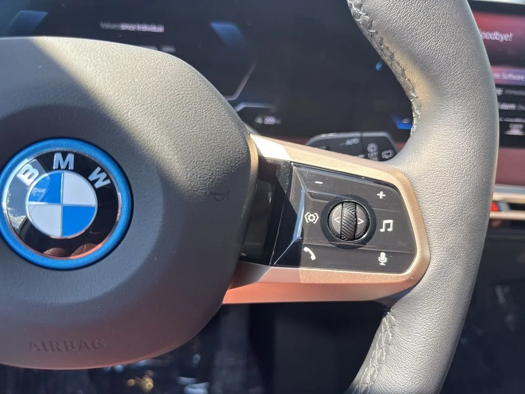 Used 2023 White BMW xDrive50 image 17