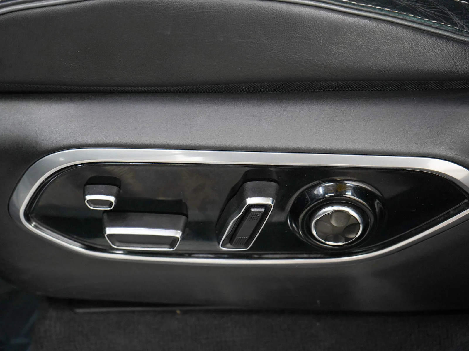 Used 2021 Silver Zynith Jeep Overland image 27