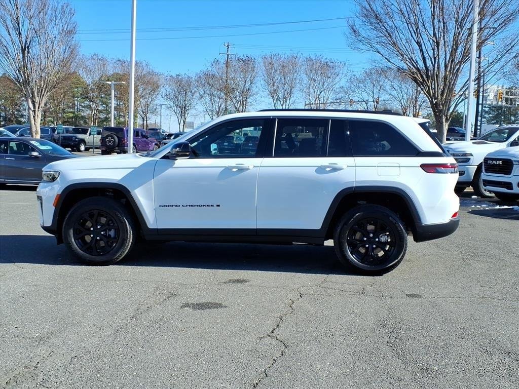 New 2026 Bright White Clear-Coat Exterior Paint Jeep Laredo Altitude image 16