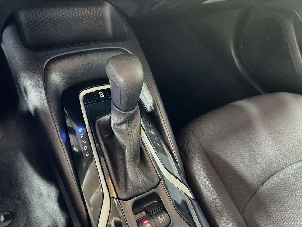 Used 2022 White Toyota LE image 17
