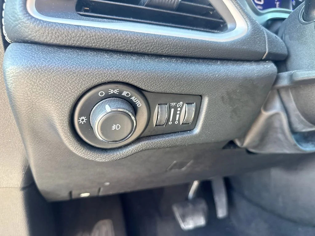 Used 2023 White Chrysler Touring image 13