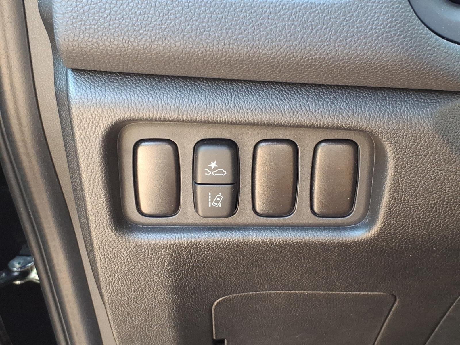 Used 2025  MITSUBISHI  image 19