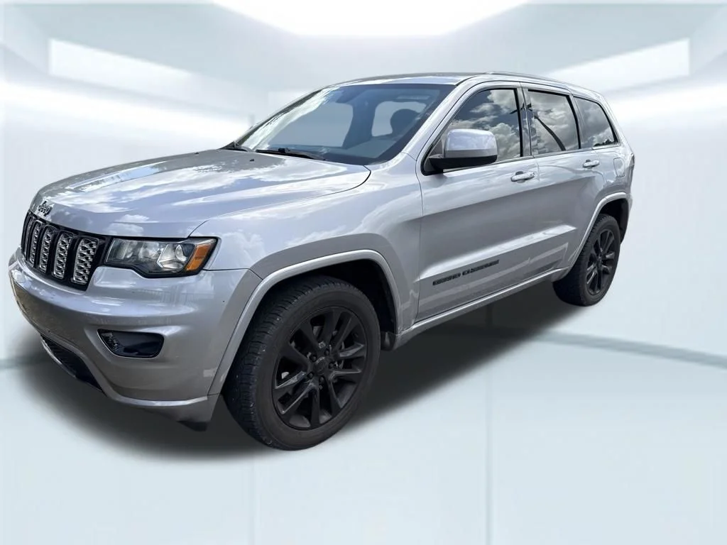 Used 2018 Silver Jeep Altitude image 2