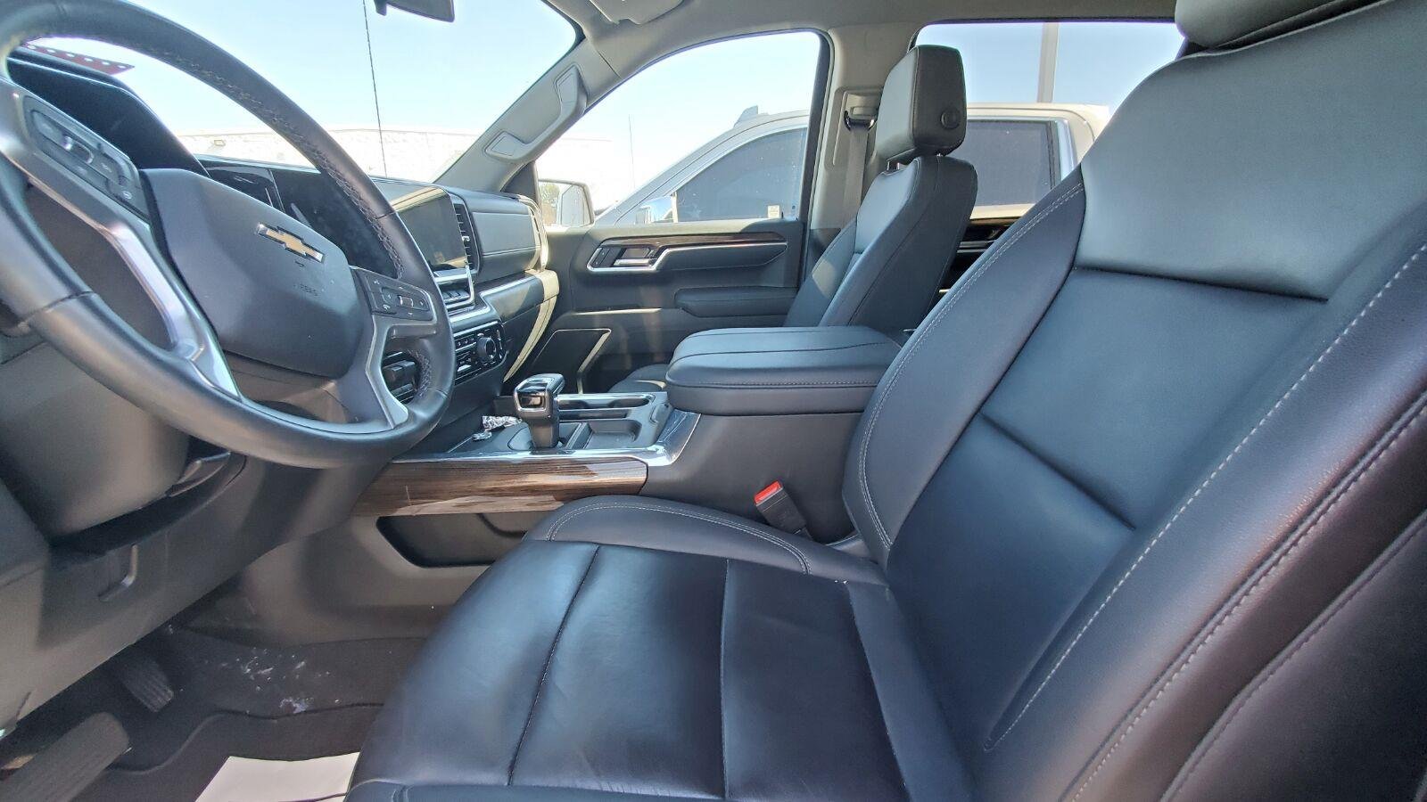 Used 2025 Summit White Chevrolet LT image 3