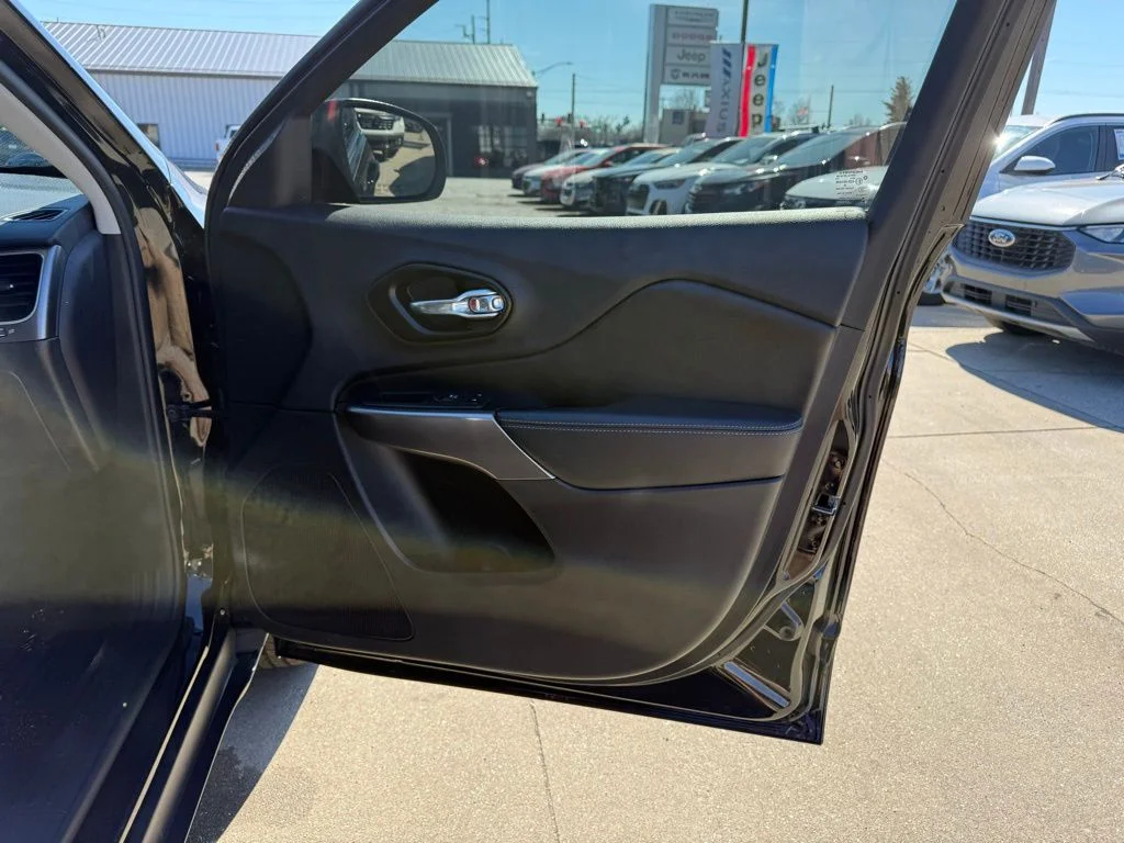Used 2021 Black Jeep Latitude Lux image 28