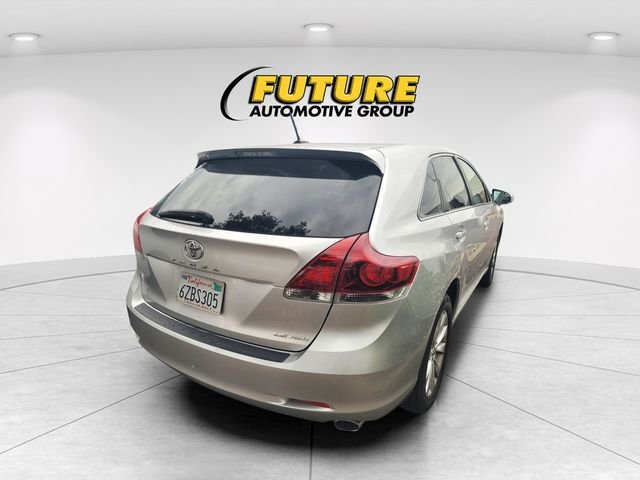 Used 2013 Silver Toyota LE image 3