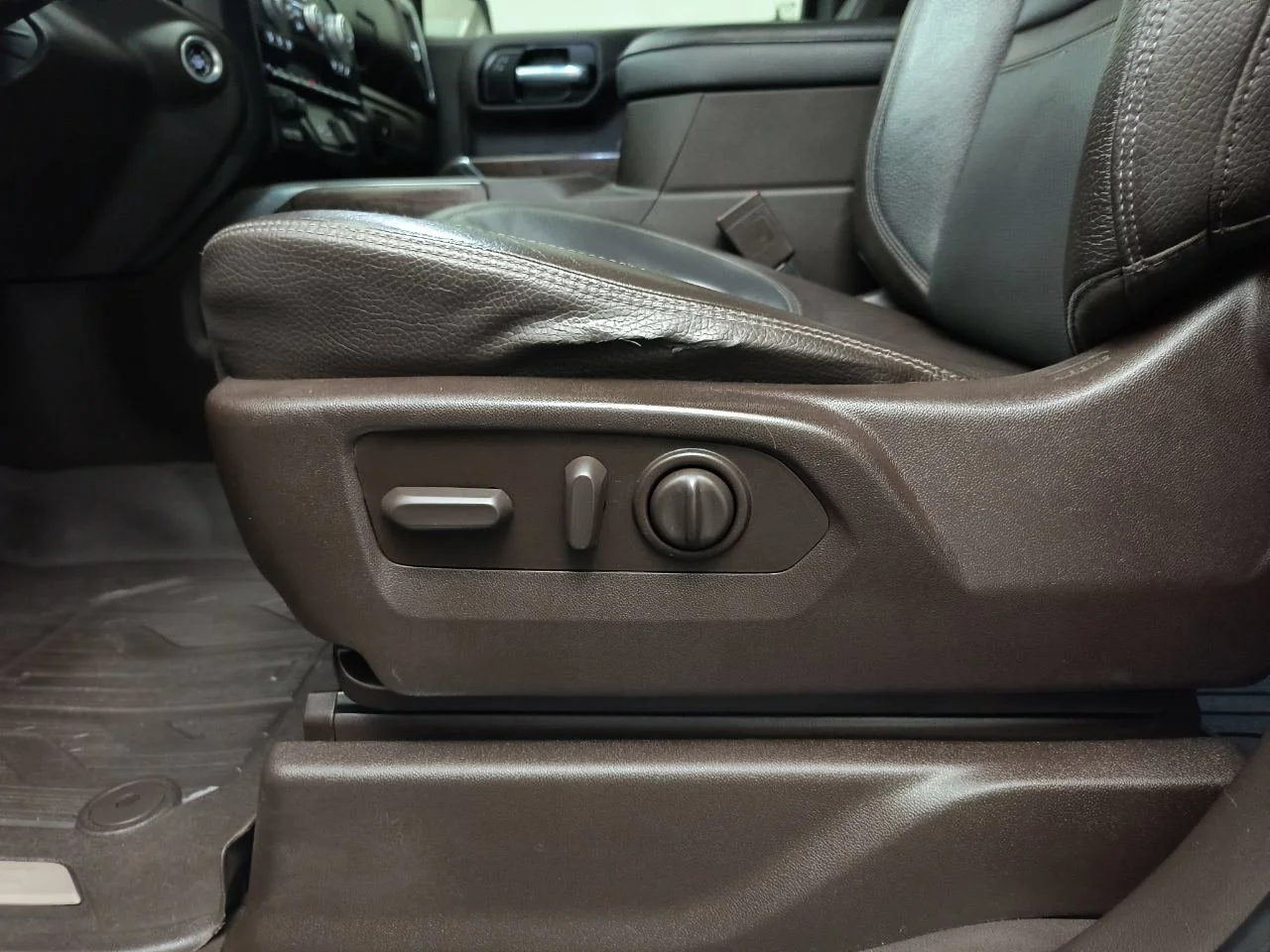 Used 2021 White Frost Tricoat GMC Denali image 16