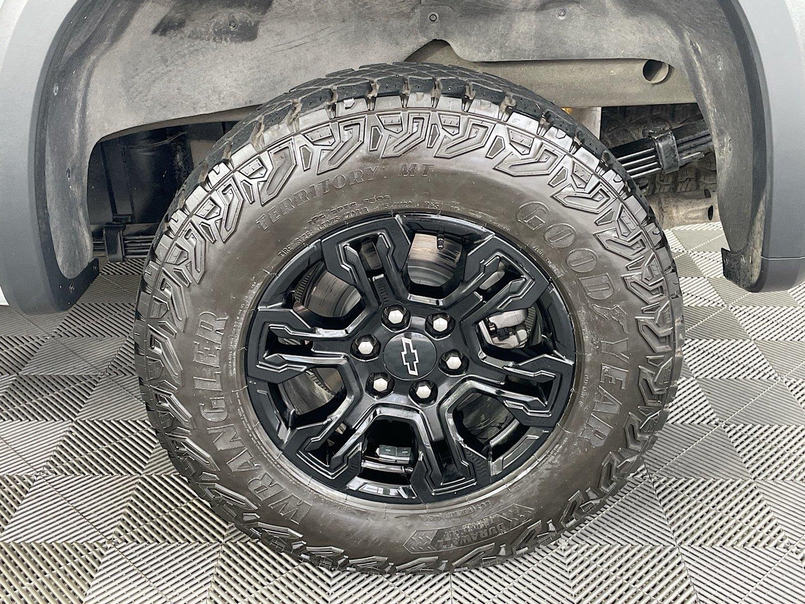 Used 2025 Slate Gray Metallic Chevrolet ZR2 image 34