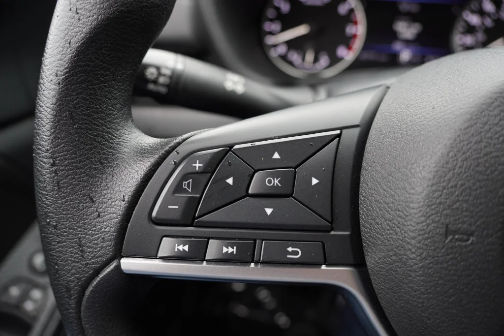 Used 2025 Aspen White Tricoat Nissan SV image 27