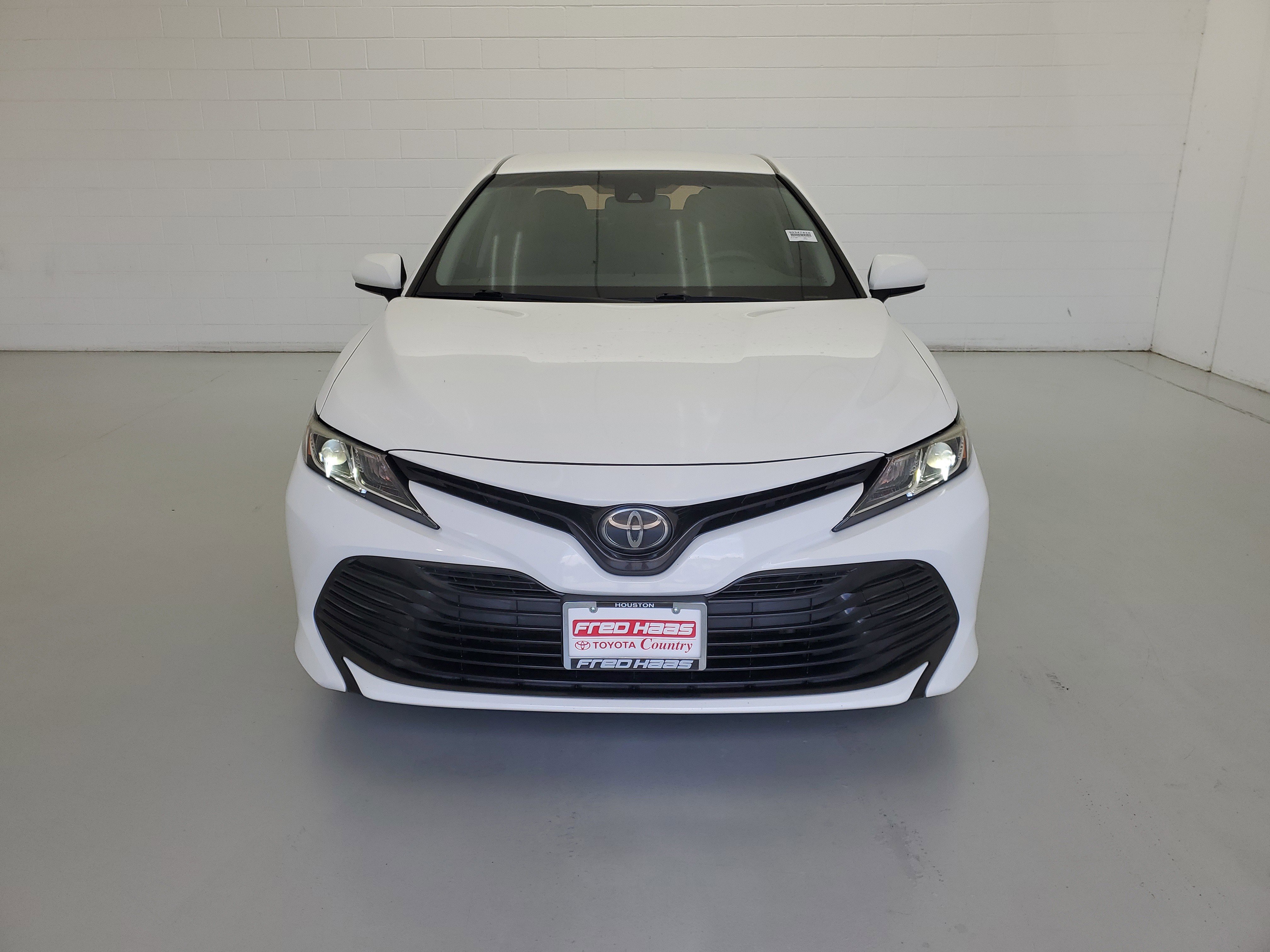 Used 2018 Super White Toyota LE image 3