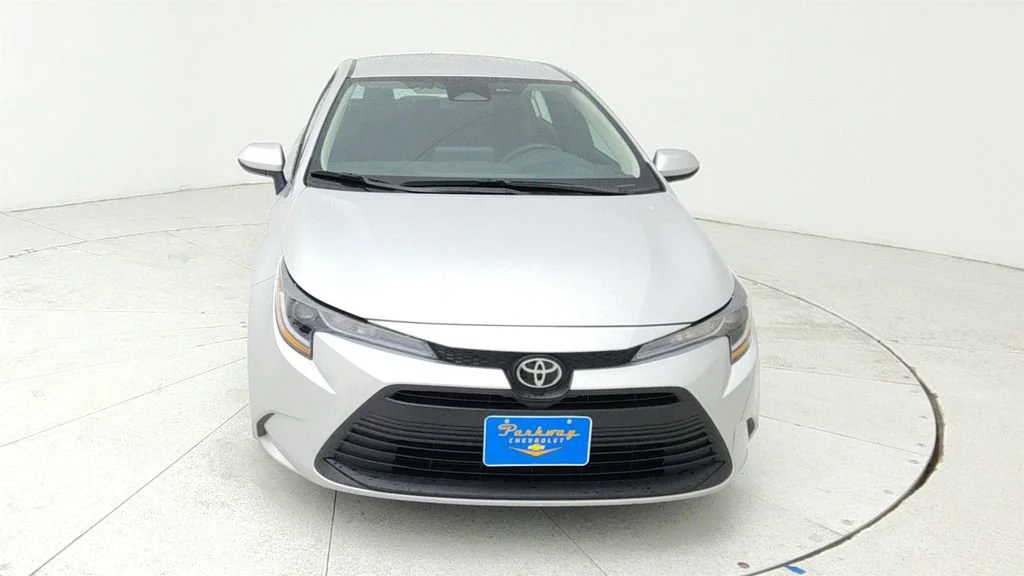 Used 2025  Toyota LE image 2