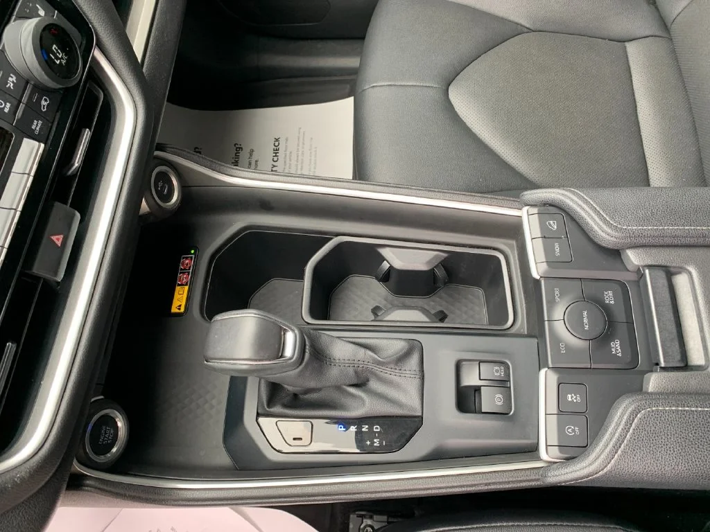 Used 2025  Toyota XLE image 25