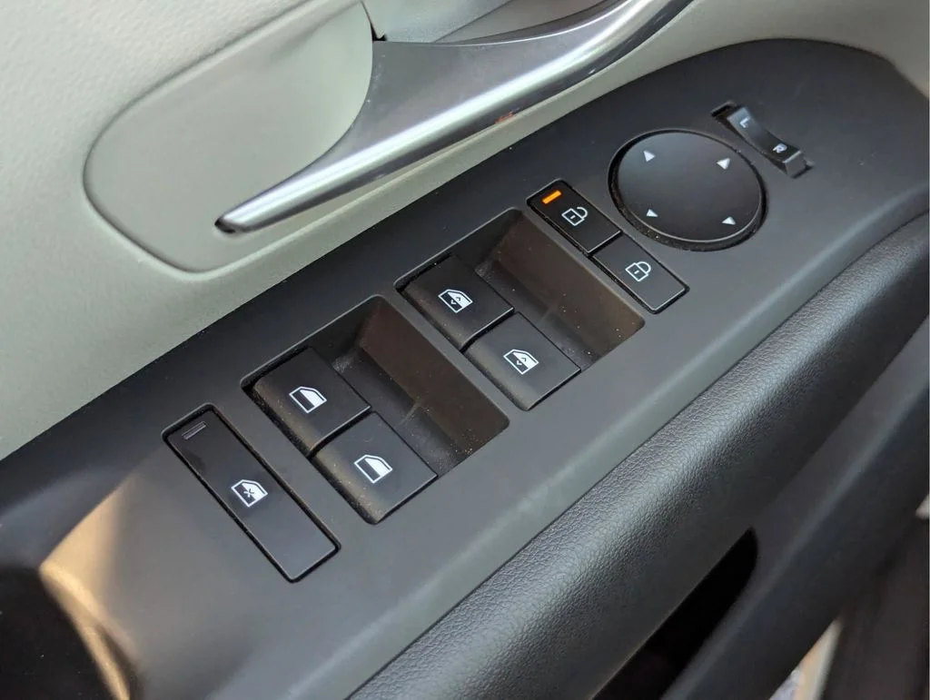 Used 2025 White Hyundai SEL Convenience image 31