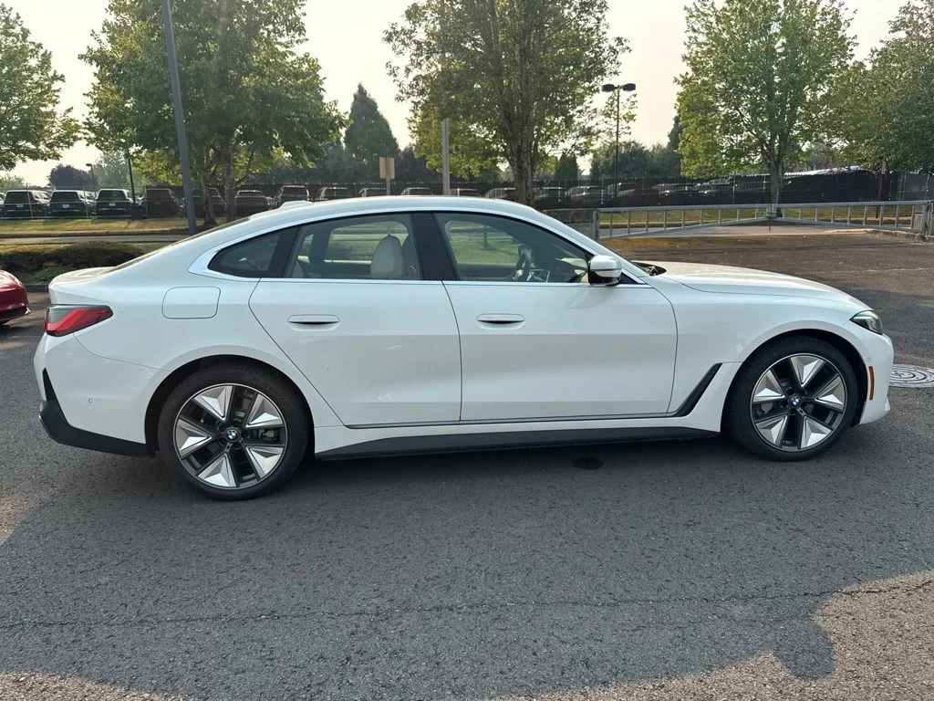 Used 2025 Alpine White BMW xDrive40 image 8