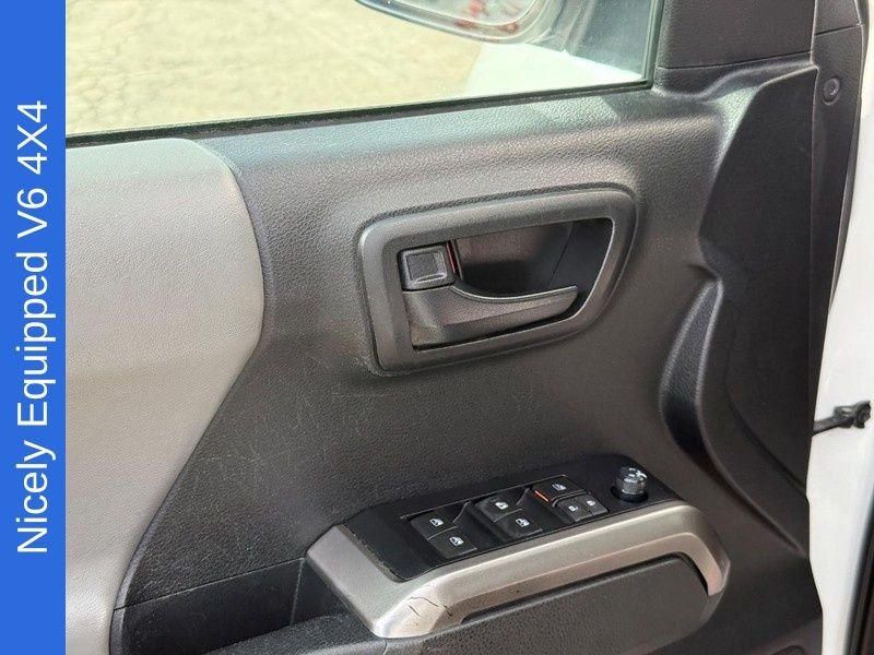 Used 2022 White Toyota SR5 image 18