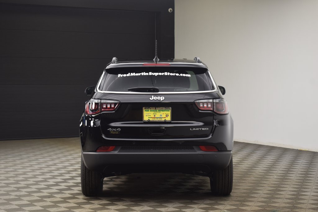 New 2026 Diamond Black Crystal Pearl-Coat Exterior Paint Jeep Limited image 10