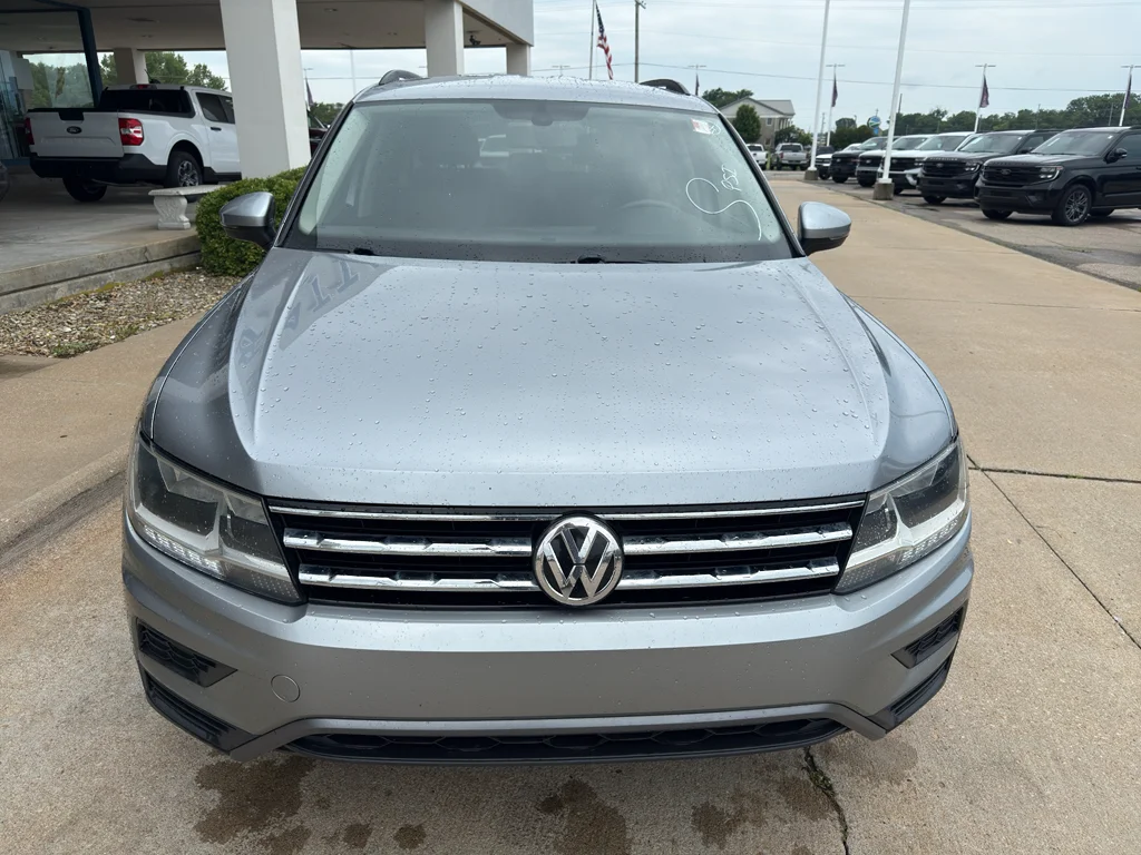 Used 2020 Pyrite Silver Metallic Volkswagen SE image 6