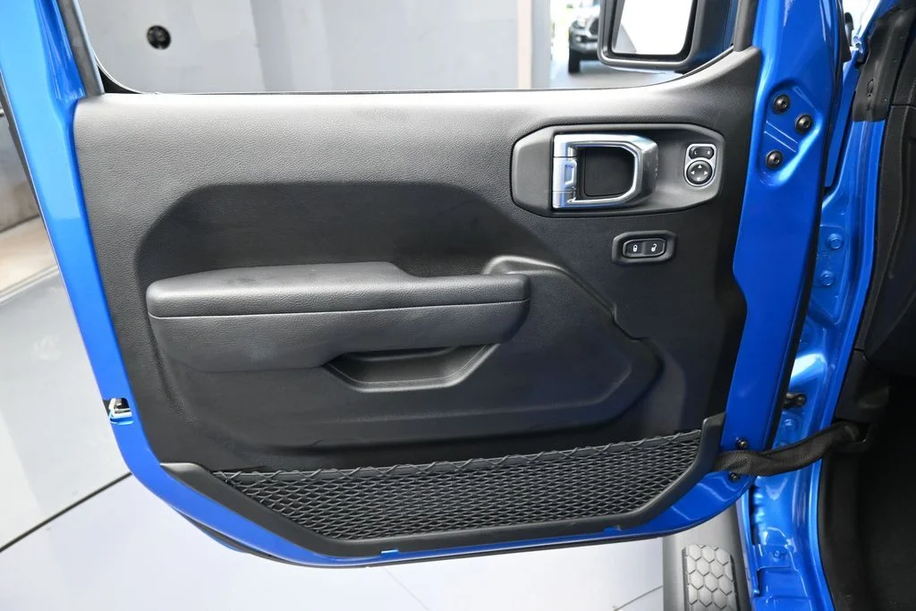 Used 2025 Hydro Blue Pearl Coat Jeep Sport S image 12