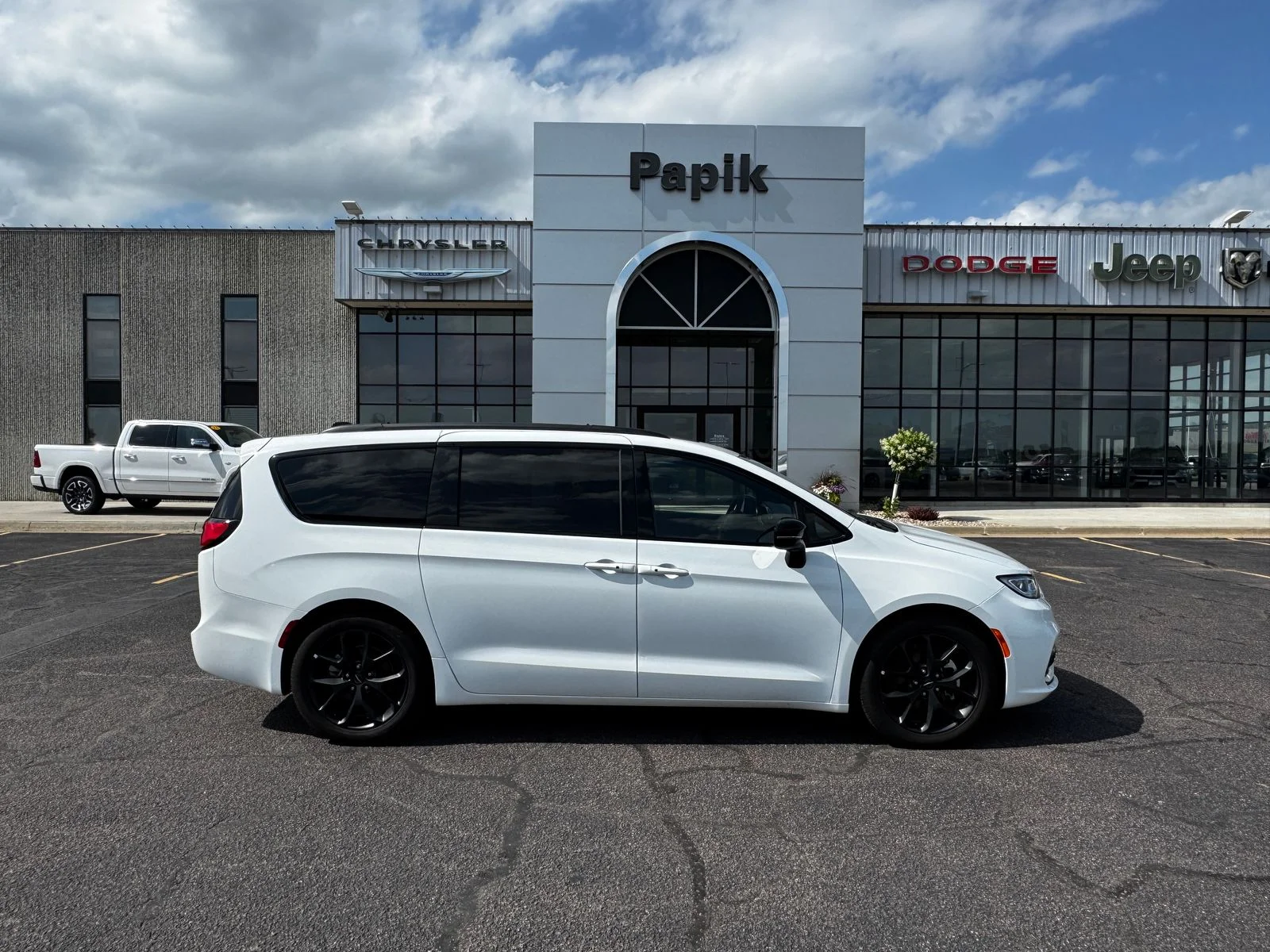 Used 2025 Bright White Clearcoat Chrysler Limited image 1
