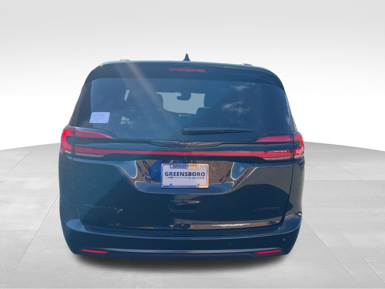 New 2026 Diamond Black Crystal Pearl-Coat Exterior Paint Chrysler Limited image 4