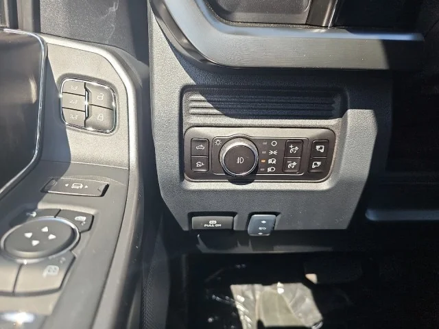New 2026 Star White Metallic Tri-Coat Ford F-250® Lariat® image 53