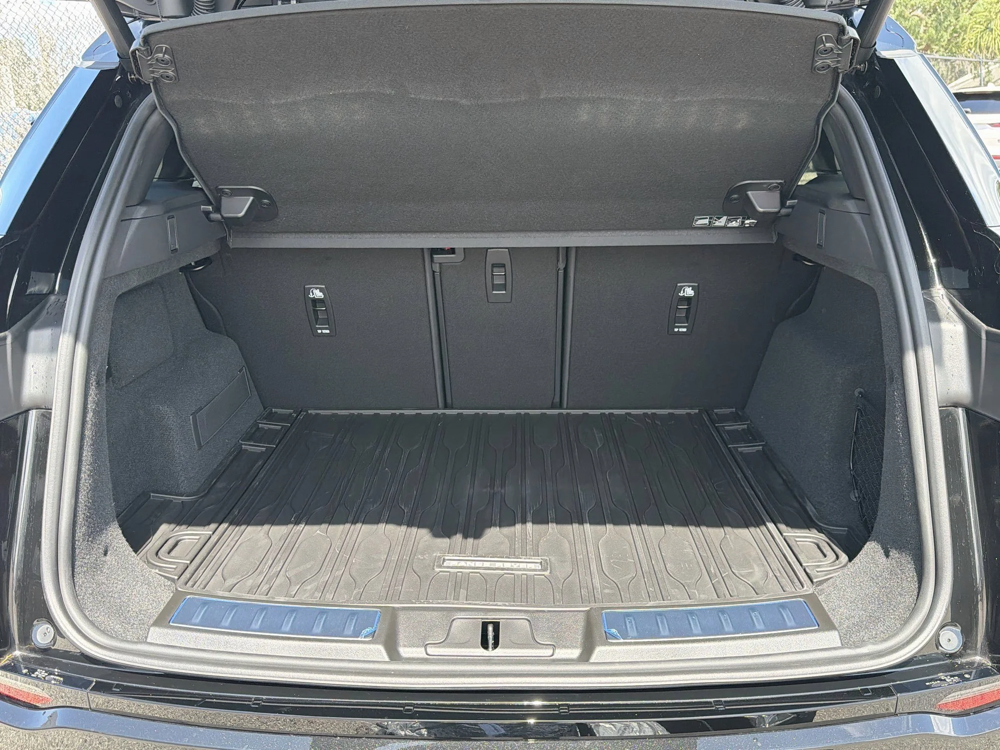 New 2026 Santorini Black Metallic Land Rover Core S image 11