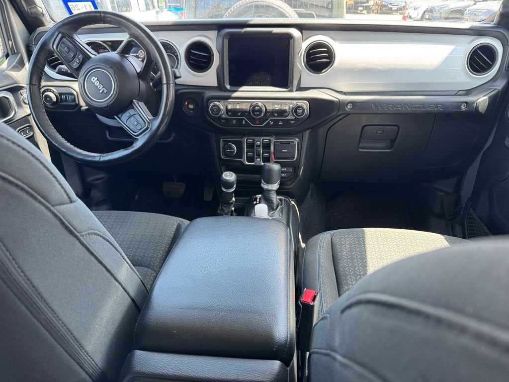 Used 2021 Silver Jeep Unlimited Sport image 7
