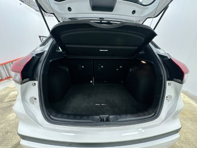Used 2022 White Nissan SR image 20