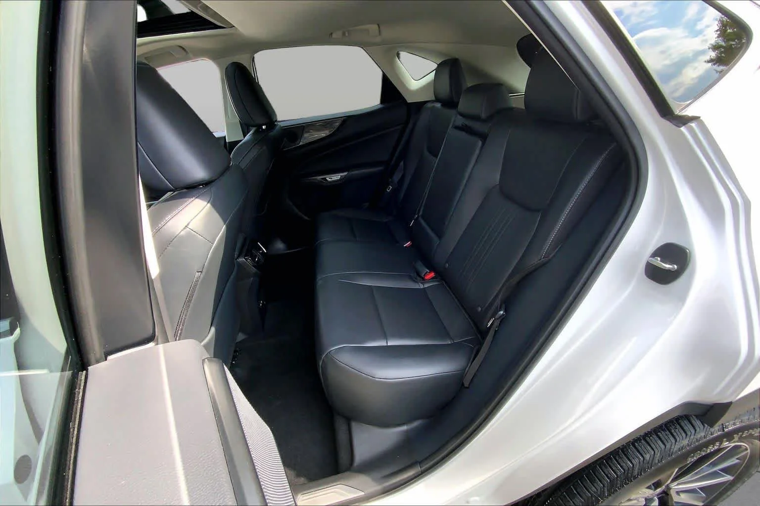 Used 2024 Eminent White Pearl Lexus Premium image 21