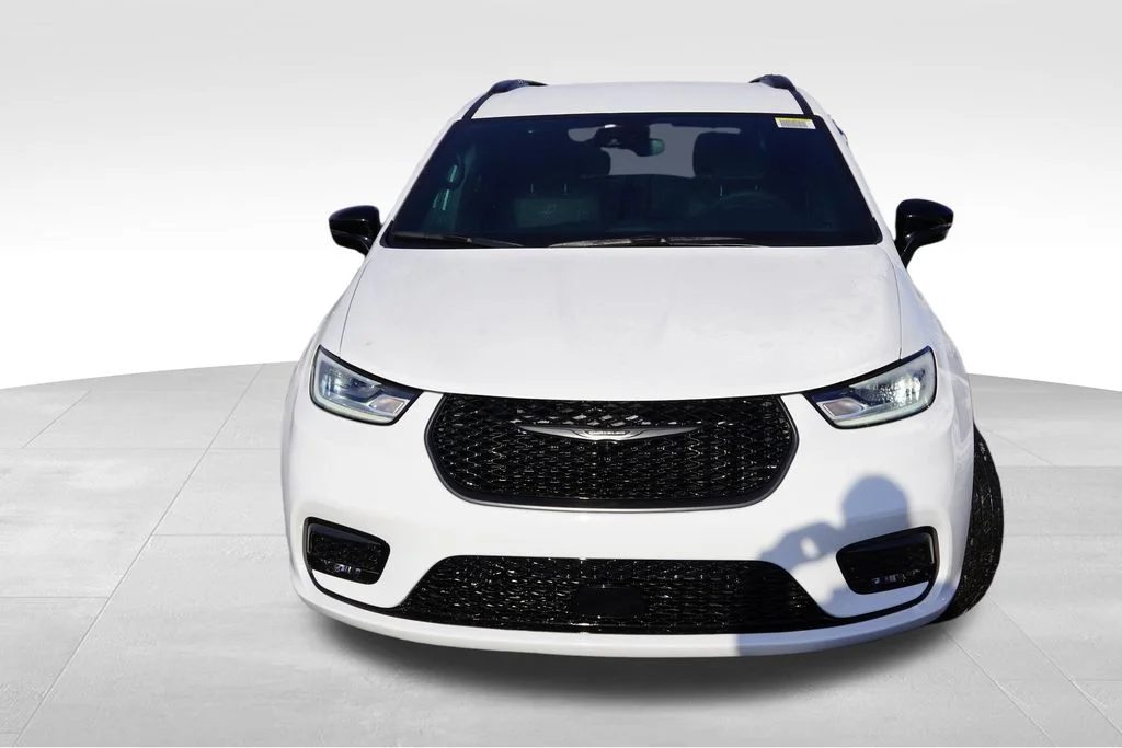 New 2026 Bright White Clear-Coat Exterior Paint Chrysler Select image 8