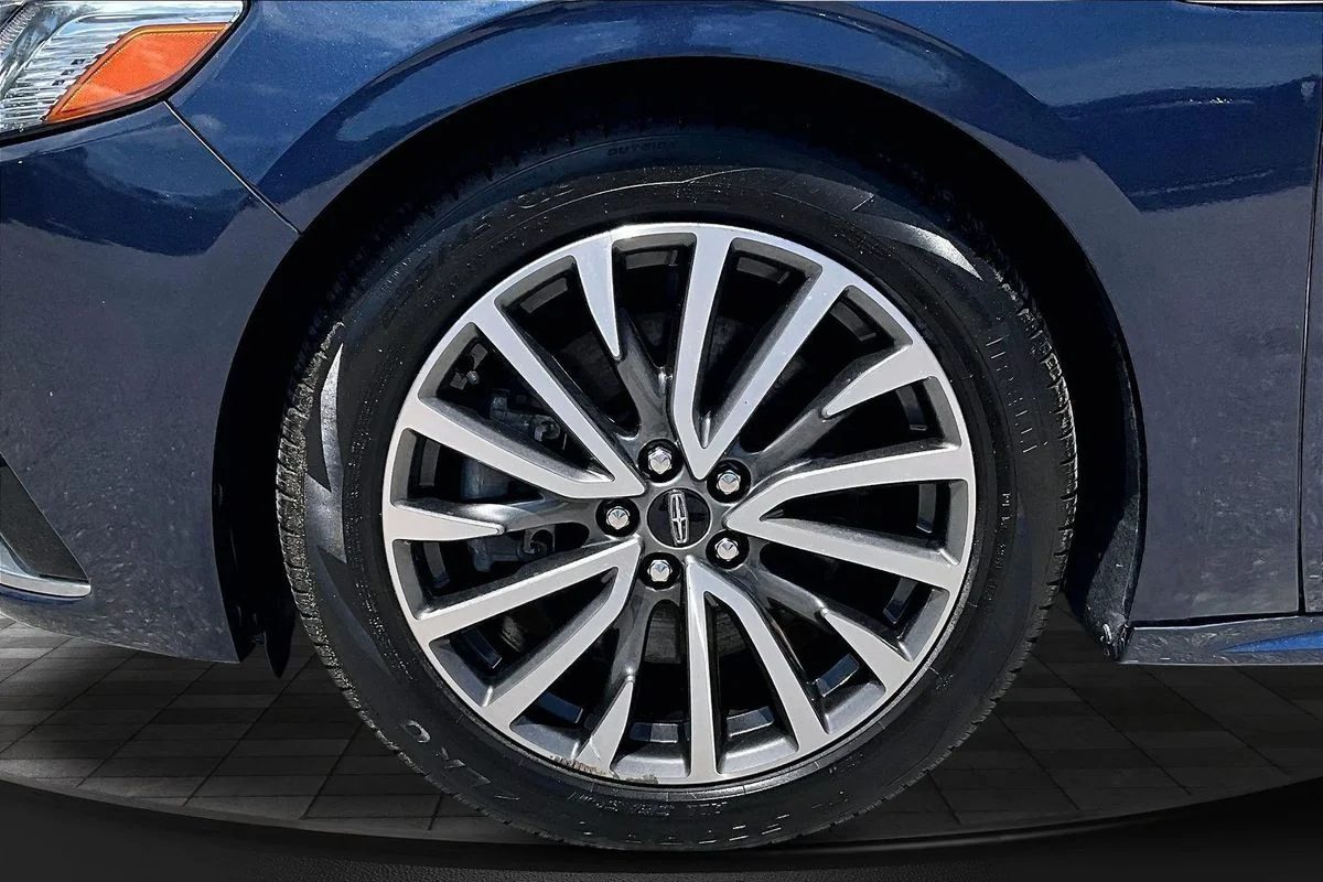 Used 2017 Blue Lincoln Select image 35