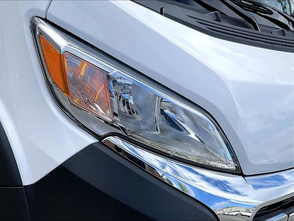 Used 2025 White Ram Base image 31
