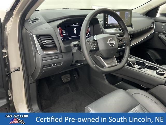 Used 2025 Champagne Silver Metallic Nissan Platinum image 16