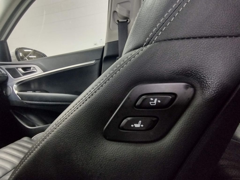 Used 2020 White Genesis 2.0T image 39