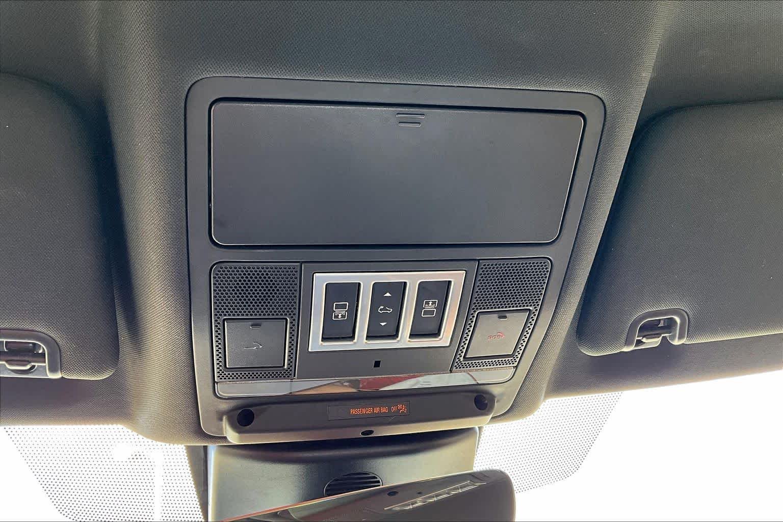 Used 2018 Fuji White Land Rover HSE Luxury image 33