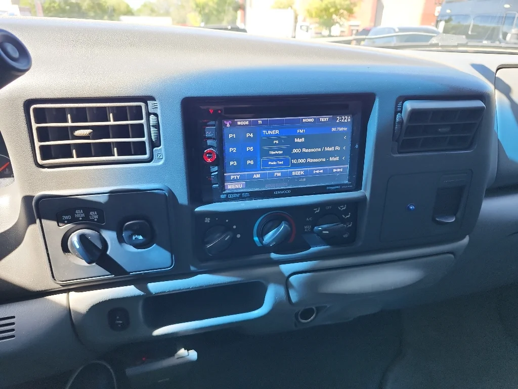 Used 2004 Red Ford  image 20