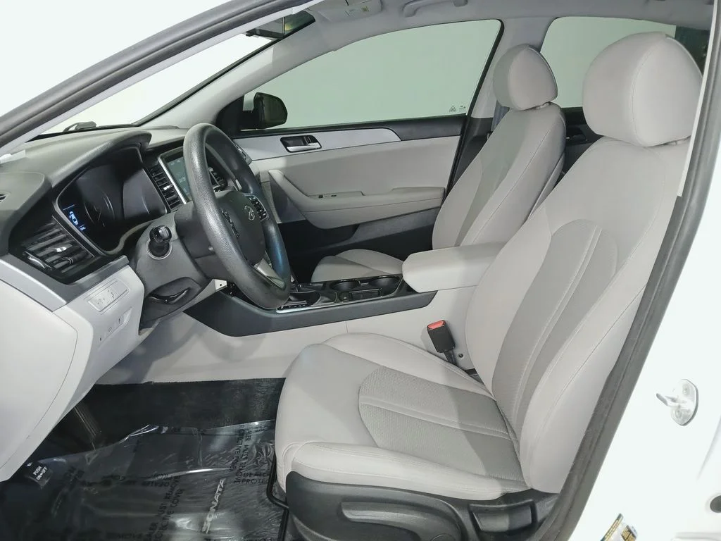 Used 2018 White Hyundai SE image 9