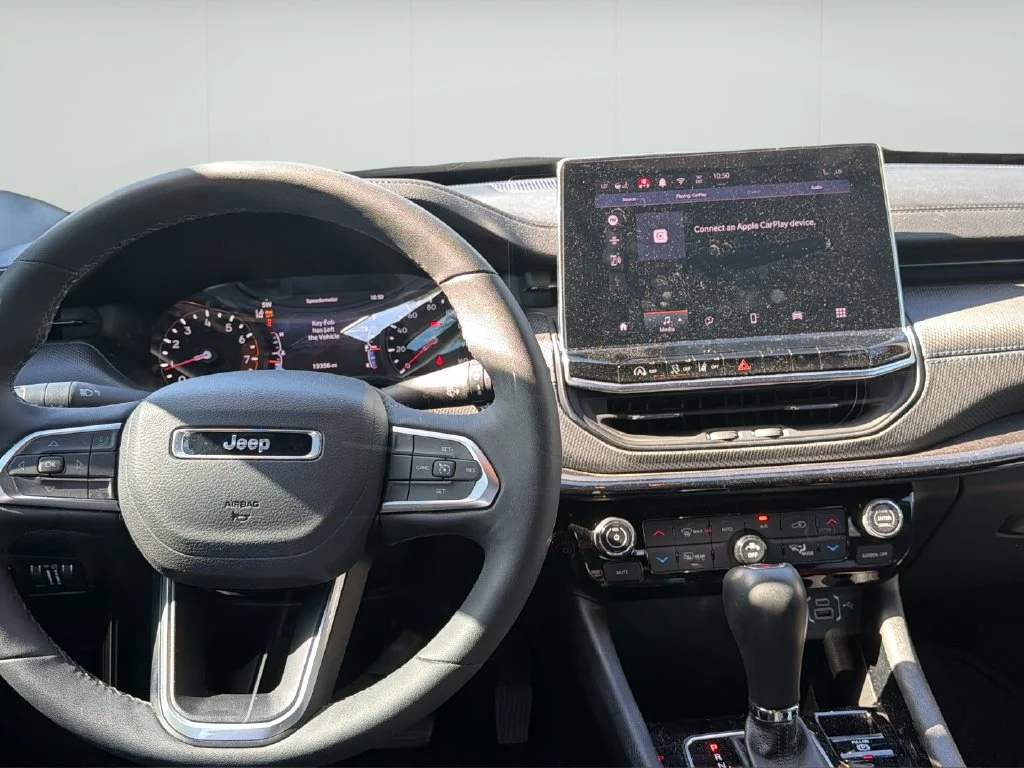 Used 2025 Silver Jeep Latitude image 9