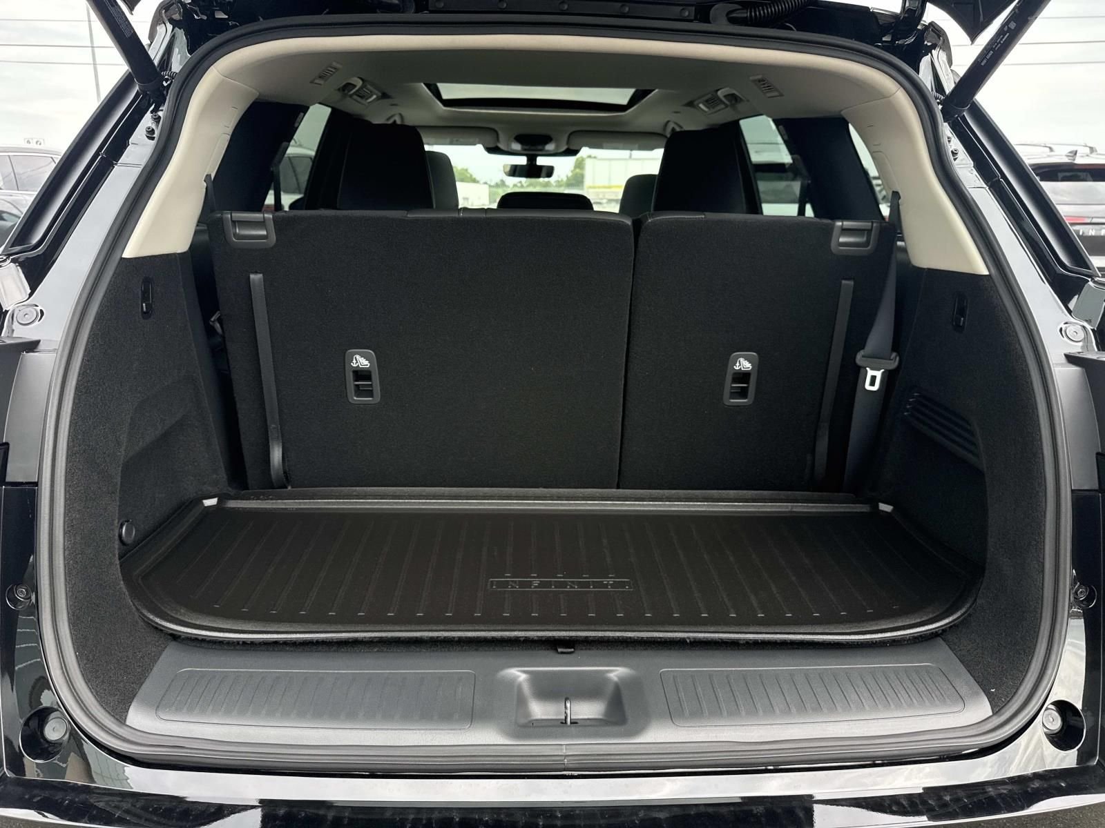 New 2027 MINERAL BLACK INFINITI Luxe AWD image 7