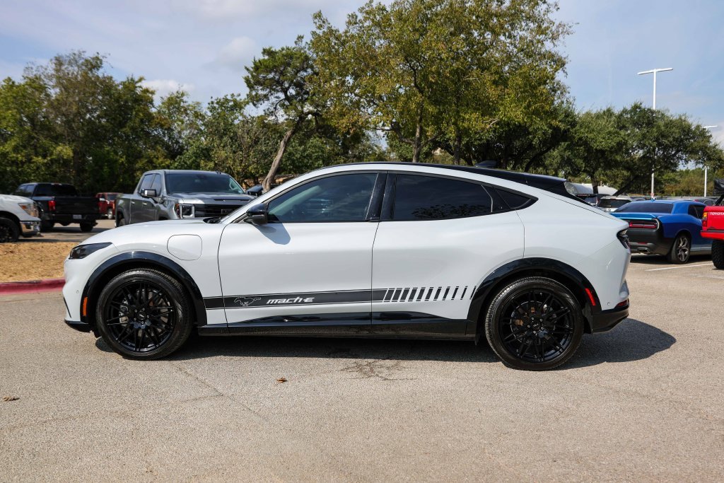 Used 2021 White Ford California Route 1 image 2