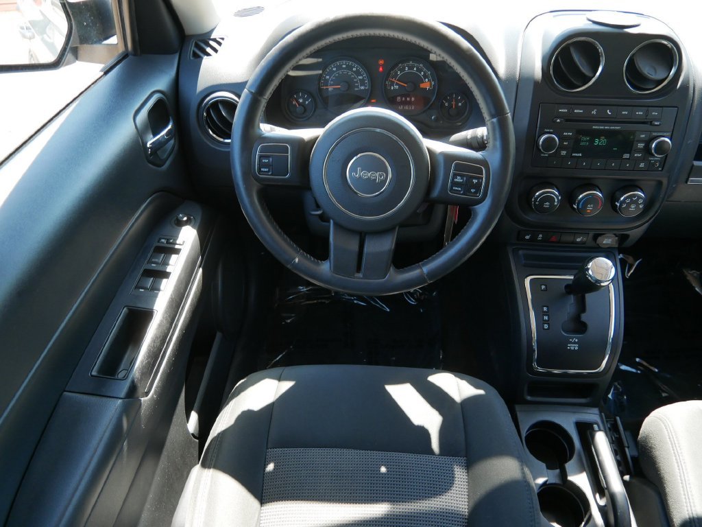 Used 2015 Silver Jeep Latitude image 12