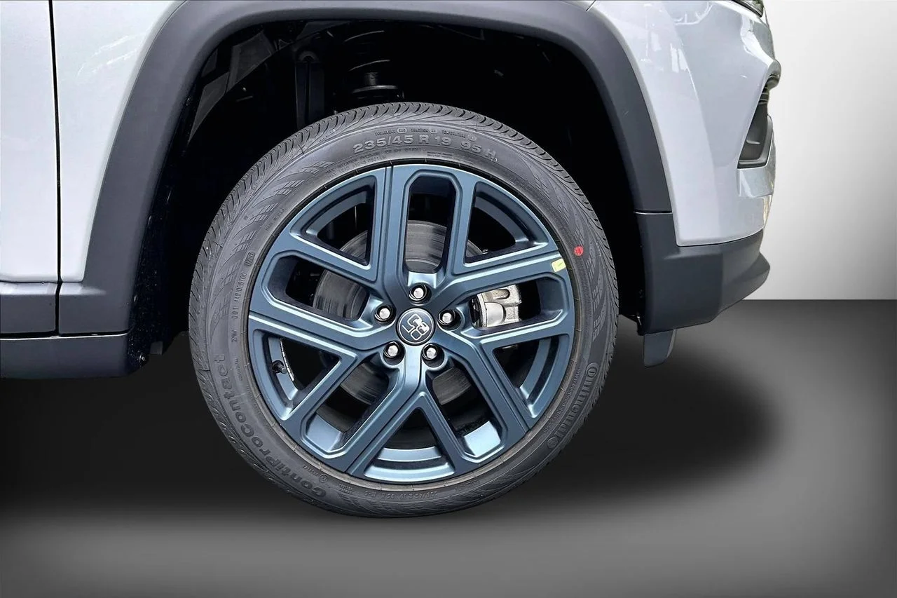 New 2026 Silver Zynith Metallic Clearcoat Jeep Latitude image 32