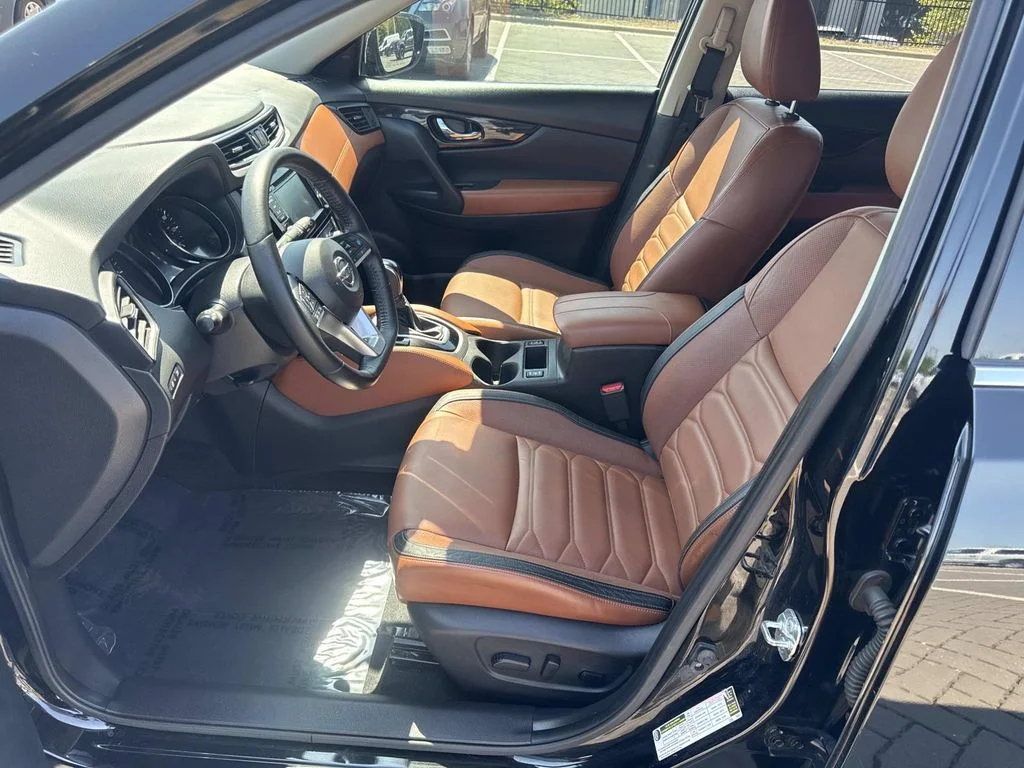 Used 2018 Black Nissan SL image 15