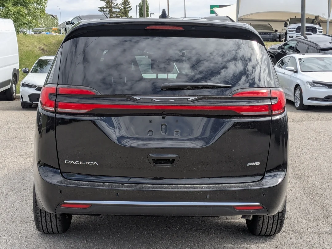 New 2027 Black Chrysler Select - - AWD - 3.6L Pentastar V6 - Adaptive Cruise Control - Blind Spot Monitor & More! image 7