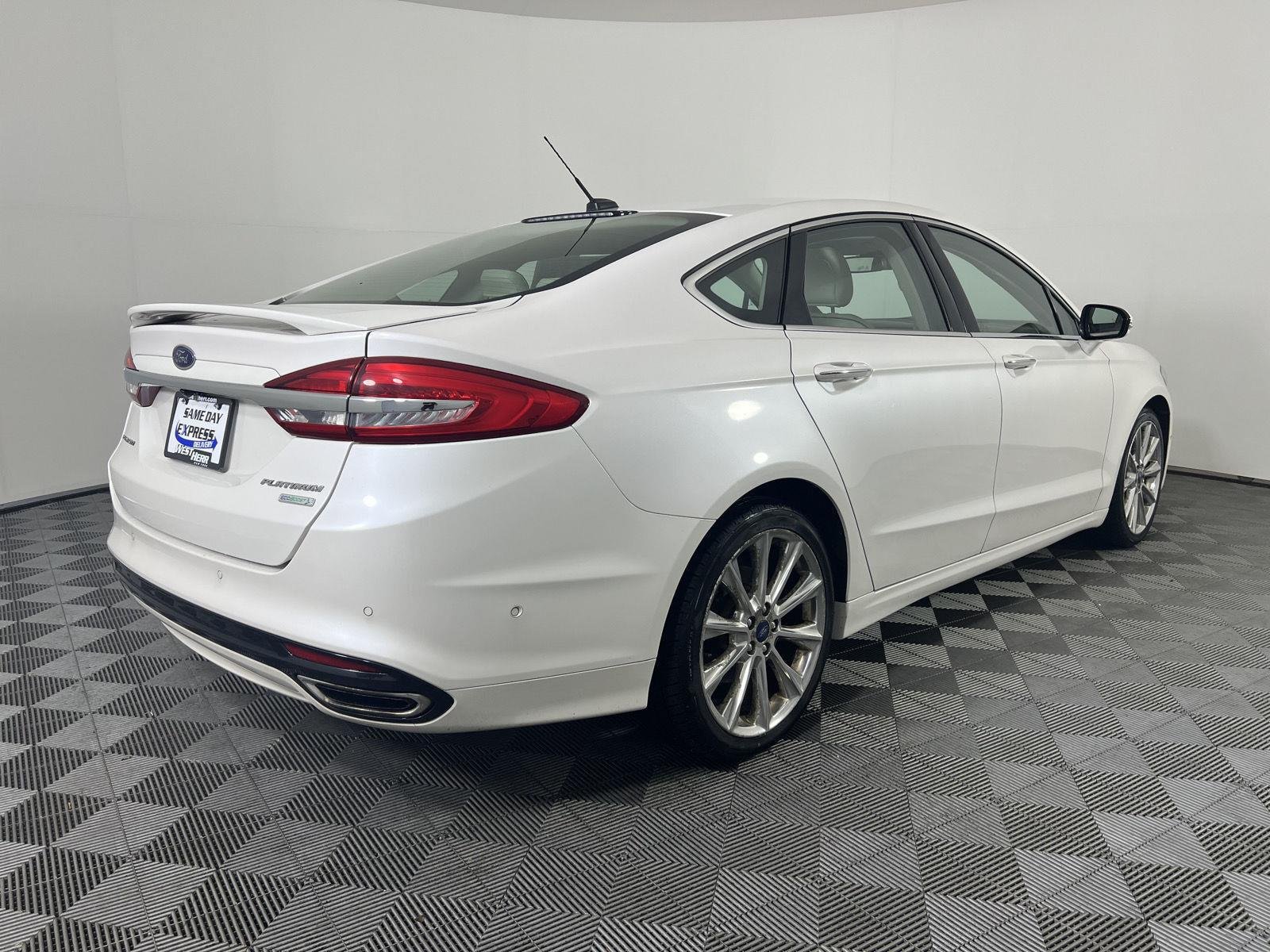 Used 2017 White Platinum Metallic Tri-Coat Ford Platinum image 3