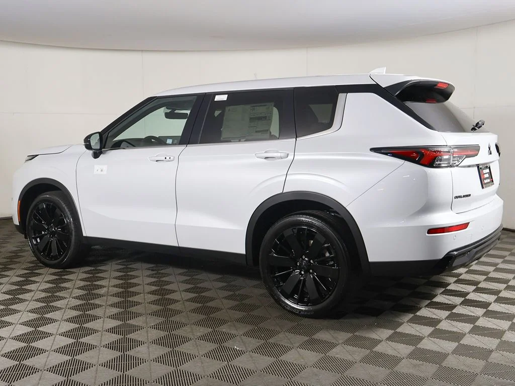 New 2026 White Mitsubishi LE 1.5T 2WD image 9