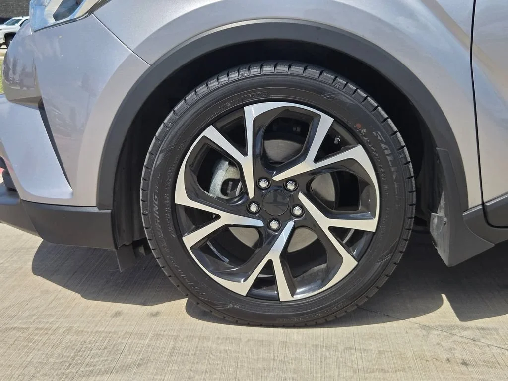 Used 2019 Silver Toyota XLE image 10