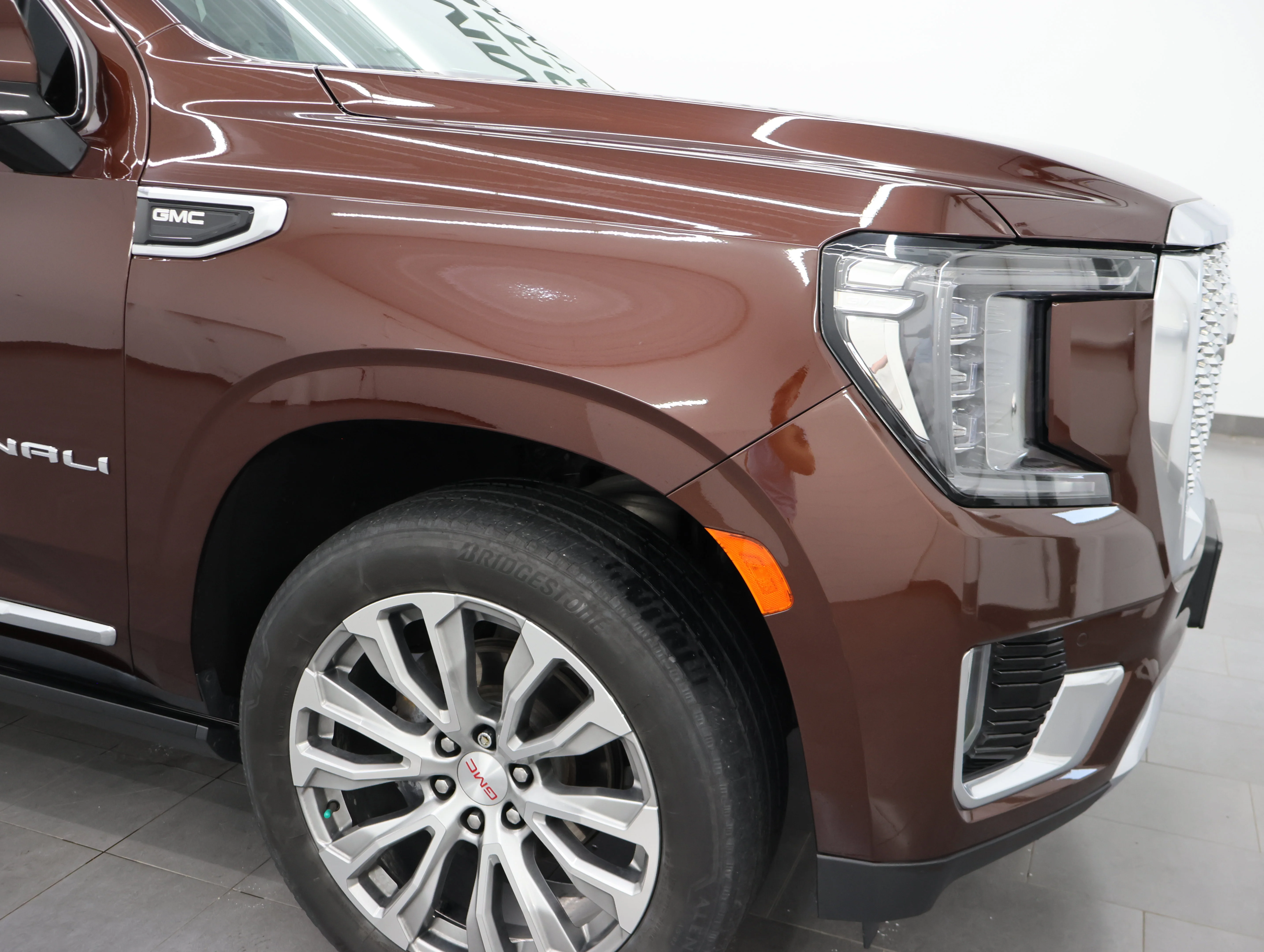 Used 2022 Redwood Metallic GMC Denali image 29