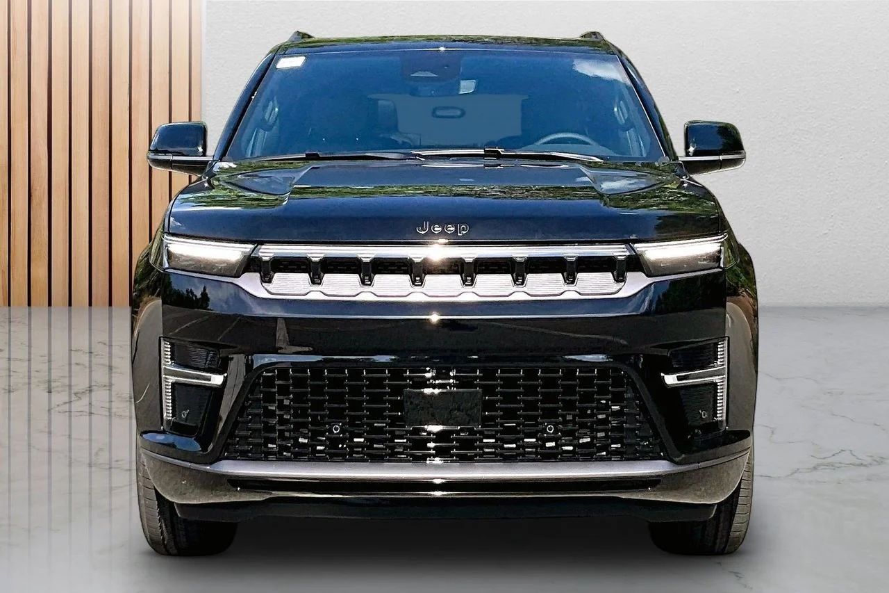 New 2026 High Gloss Black Exterior Paint Jeep Limited Altitude image 3