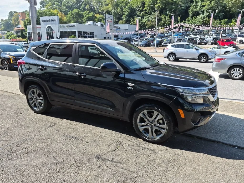 Used 2023 Black Kia LX image 4
